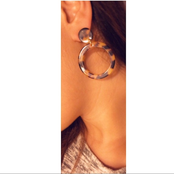 Round Hoop Earrings Acrylic Resin Pierced NWOT - Picture 7 of 7